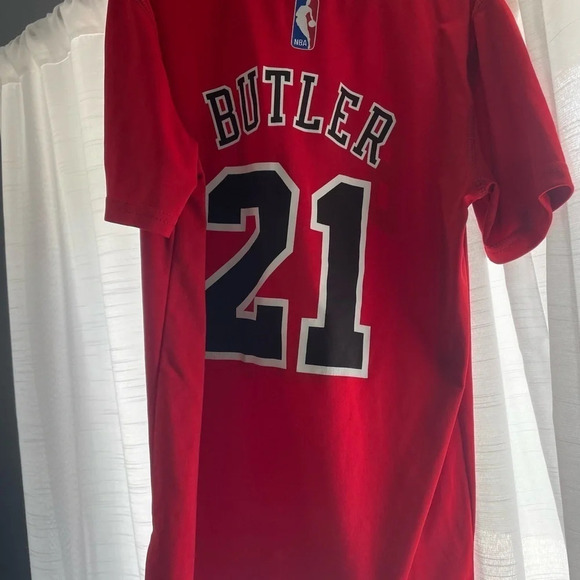 Boys 10/12 Bulls Jimmy Butler Adidas t-shirt - Picture 2 of 4
